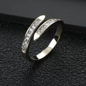 2025 Luxurious and fashionable minimalist geometric women's ring, full cubic zirconia party and banquet jewelry